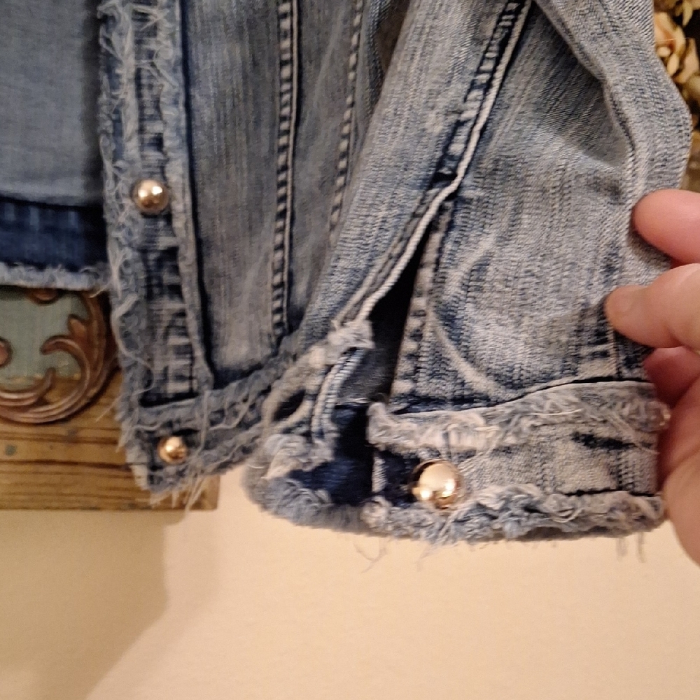 Stylish Light Blue Denim Jacket with Pearl Accents. NWT Size Med - Picture 6 of 15